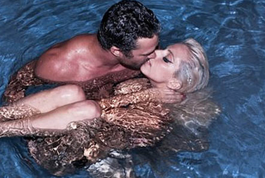 En källa berättade för Us Weekly att det blev för mycket för Lady Gaga att hålla ihop både sin superturné och samtidigt ägna sig åt ett kärleksliv. Något var tvunget att ryka – och det blev Taylor Kinney som hon dejtat i 10 månader. Efter seperationen har paret dock blivit ihop igen. En källa berättade för Us Weekly att det blev för mycket för Lady Gaga att hålla ihop både sin superturné och samtidigt ägna sig åt ett kärleksliv. Något var tvunget att ryka – och det blev Taylor Kinney som hon dejtat i 10 månader. Efter seperationen har paret dock blivit ihop igen.